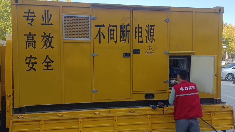 城西柴油发电机组和UPS电源配合使用时，如何避免切换过程中的电力中断？